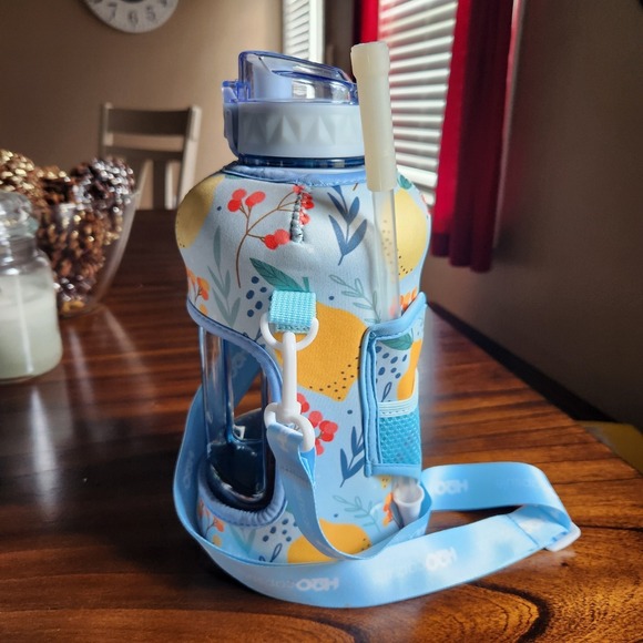 H2O CAPSULE 1/2 GALLON WATER BOTTLE & STORAGE CARRY SLEEVE. Covered Straw - Picture 4 of 4